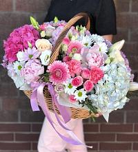 Цветочная композиция из Розы, Хризантемы, Пионы и Лизиантусы в корзине в Поселке станции Бронницы