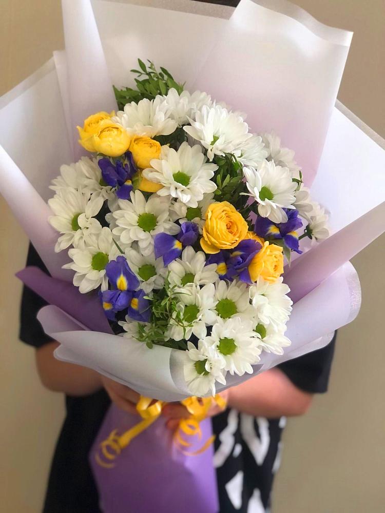 Букет цветов из: Ирисы, Хризантемы и Розы в Поселке станции Бронницы