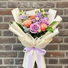 Букет цветов из:  Лизиантусы и Розы в Поселке станции Бронницы