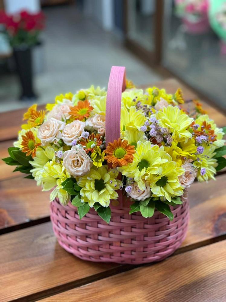Цветочная композиция из Хризантемы и Розы в корзине в Поселке станции Бронницы