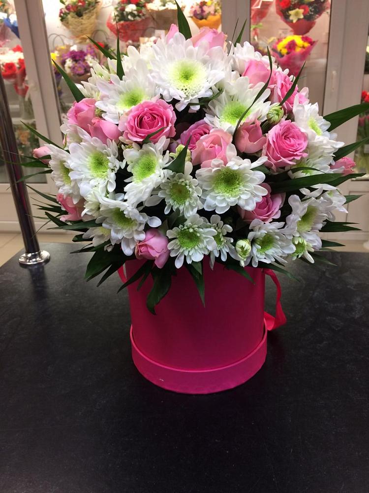 Цветочная композиция из Розы и Хризантемы в шляпной коробке в Поселке станции Бронницы