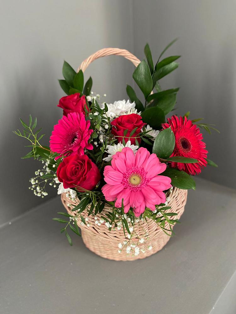 Цветочная композиция из Розы, Хризантемы и Герберы в корзине в Поселке станции Бронницы