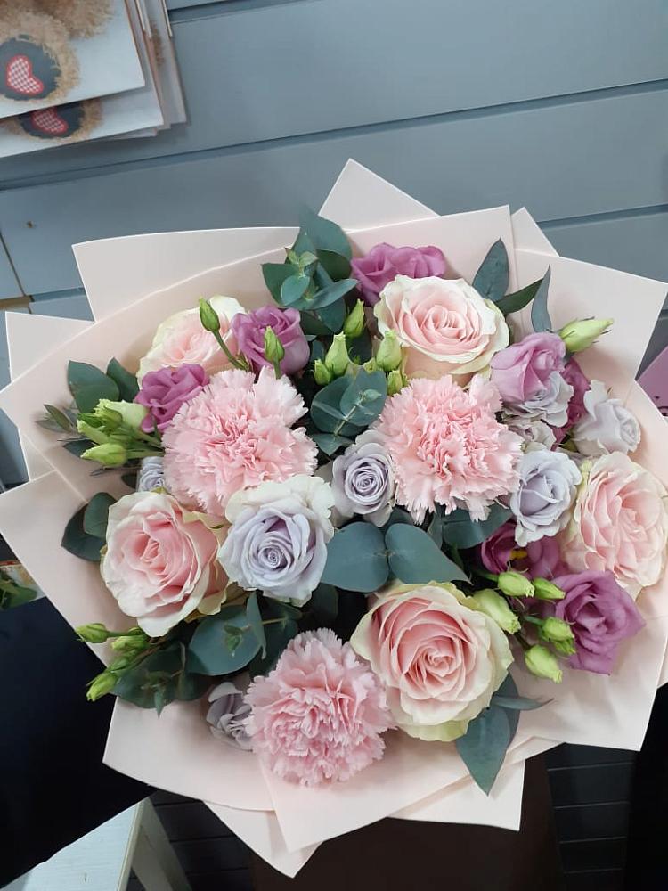 Букет цветов из: Розы, Гвоздики и Лизиантусы в Поселке станции Бронницы