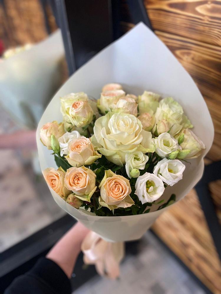 Букет цветов из: Розы и Лизиантусы в Поселке станции Бронницы